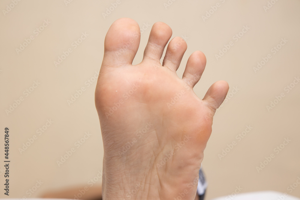 Obraz premium Closeup of a female foot sole on a white background