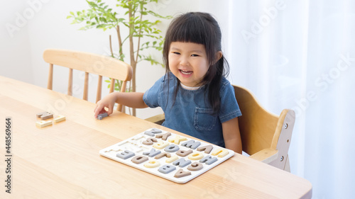 アルファベットパズルで英語の勉強をする子供