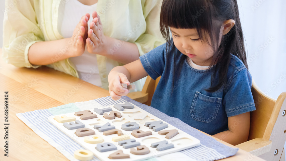 アルファベットパズルで英語の勉強をする子供 アルファベットパズルで英語の勉強をする子供