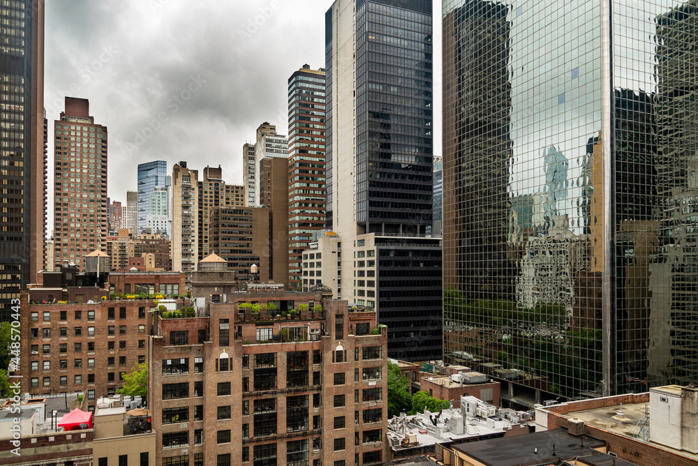 Φωτογραφία New York City midtown Manhattan skyline view with skyscrapers and cloudy sky in the day