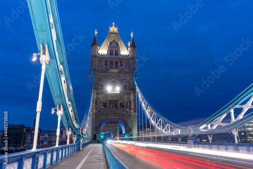 Obraz na płótnie London skyline with Tower Bridge at twilight w salonie