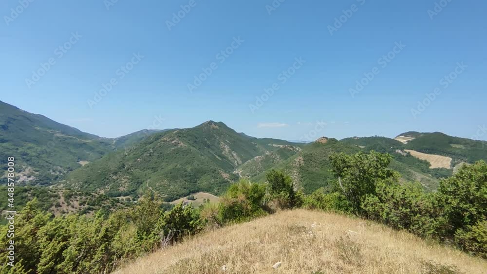 Vista dalla cima lungo il sentiero 274 nelle marche Vista dalla cima lungo il sentiero 274 nelle marche