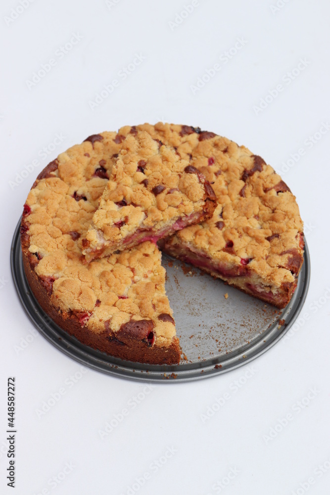 Pflaumenkuchen mit Streuseln. Zwetschgenkuchen. Stock-Foto | Adobe Stock