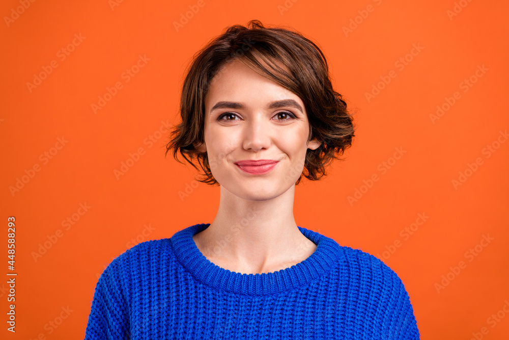 Photo portrait bob haired woman smiling in casual sweater isolated bright orange color background Photo portrait bob haired woman smiling in casual sweater isolated bright orange color background