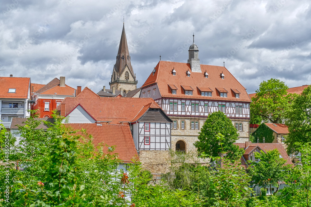 Historische Fachwerkhäuser und Kirchturm in der Altstadt von Warburg