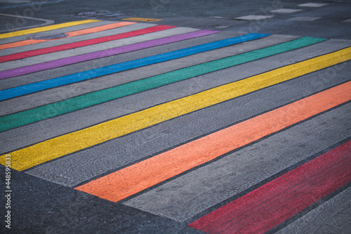 Bunter Fußgängerüberweg (Zebrastreifen) in Regenbogenfarben © Sonja Birkelbach