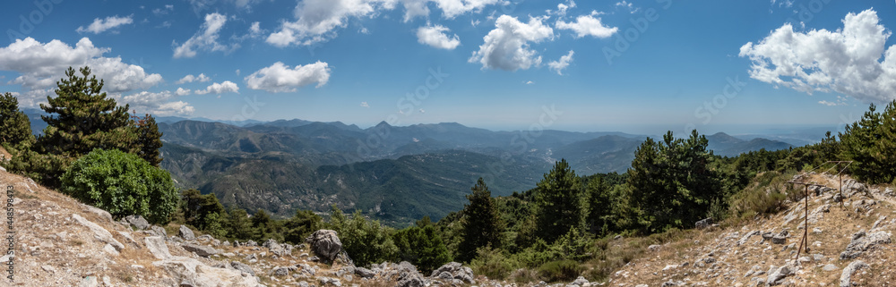 Paysage de montagne dans le Sud des Alpes et du Mercantour