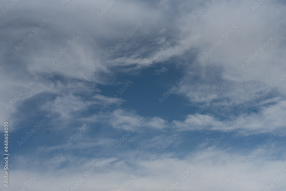 Cielo con nubes una tarde de primavera Cielo con nubes una tarde de primavera