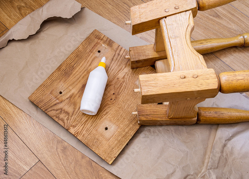 Fotografía White glue for bonding a broken stool. Home furniture repair.