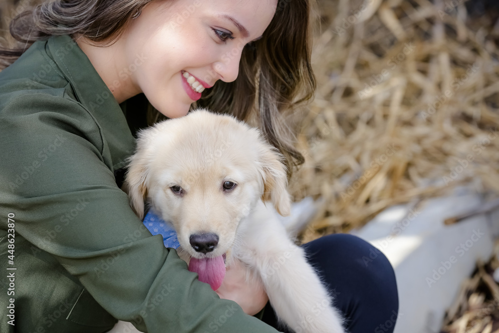 Linda criança com roupa branca e óculos de sol brincando com cachorro Golden Retriever .
Linda criança com roupa branca e óculos de sol brincando com cachorro Golden Retriever .