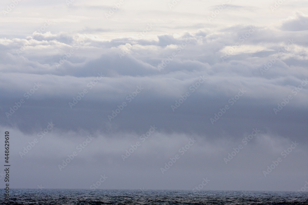 Naklejka premium Dunkle Wolken über dem Meer