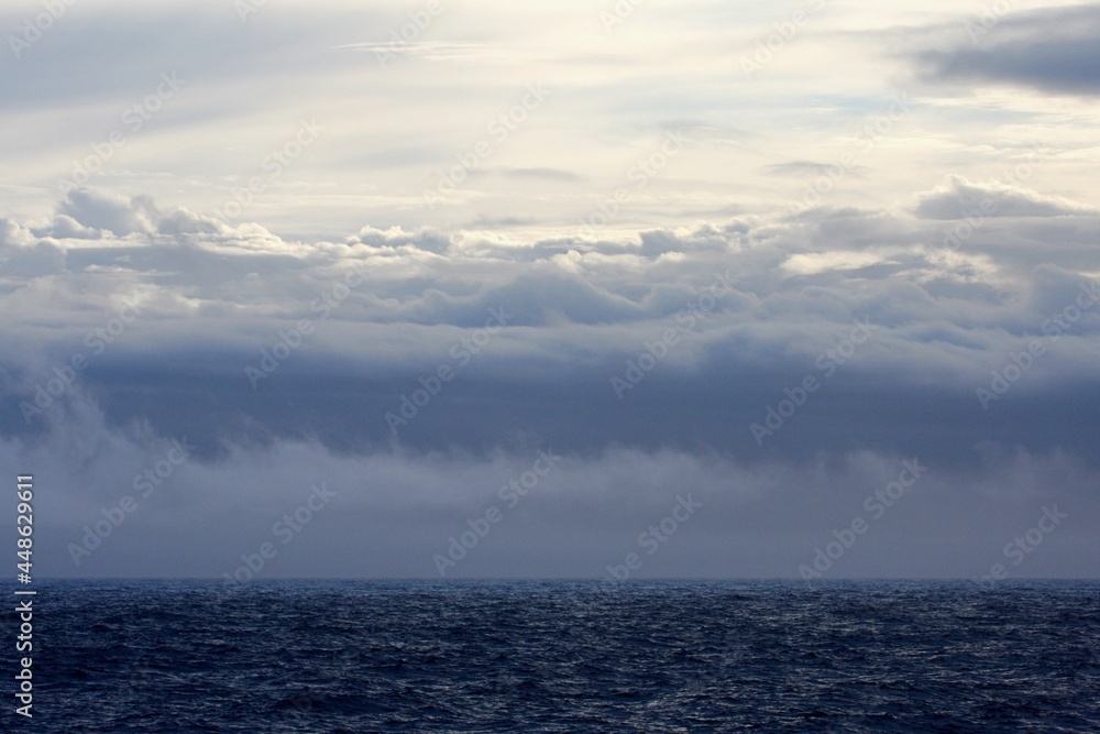 Dunkle Wolken über dem Meer