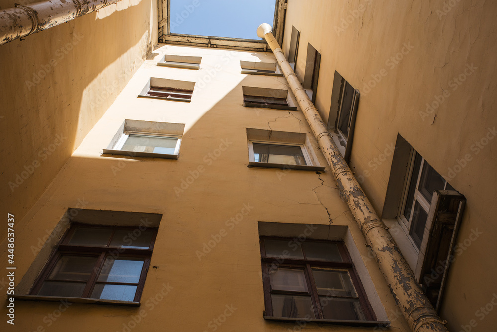 Fototapeta premium The architecture of the city of St. Petersburg in the 19th century - houses wells