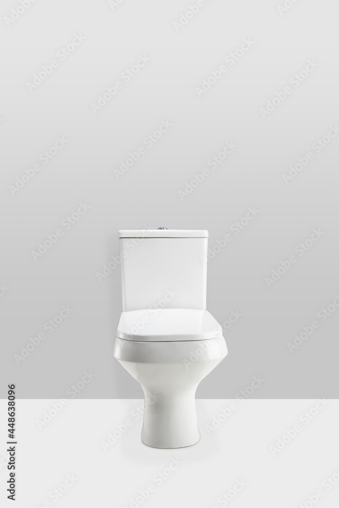 Fotografia do Stock: Vaso sanitário branco de porcelana com caixa acoplada  vista frontal, isolado | Adobe Stock