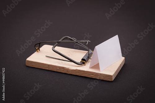 Tableau sur toile Blank White Sheet of Paper in Wooden Mousetrap - Template