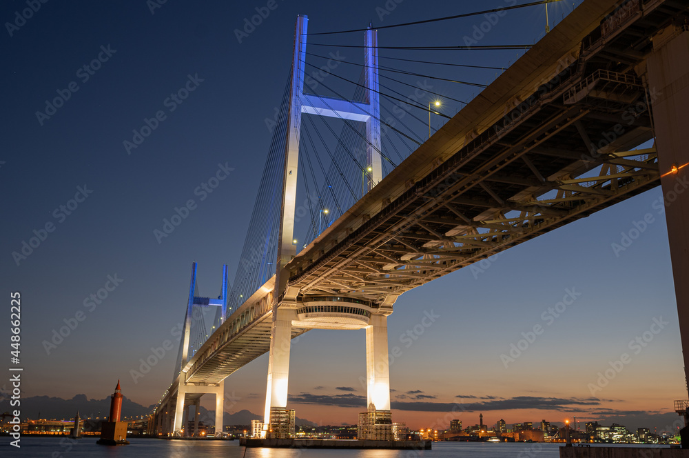 Fototapeta premium 横浜ベイブリッジの夕焼けとライトアップ