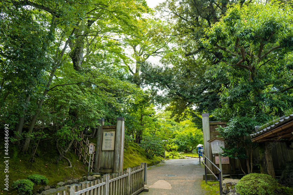 石川県金沢市にある兼六園周辺の風景 Scenery around Kenrokuen Garden in Kanazawa City, Ishikawa Prefecture, Japan.