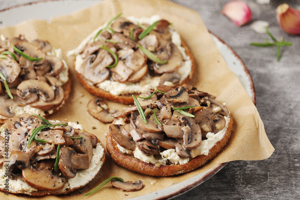 Open sandwiches with grilled mushrooms