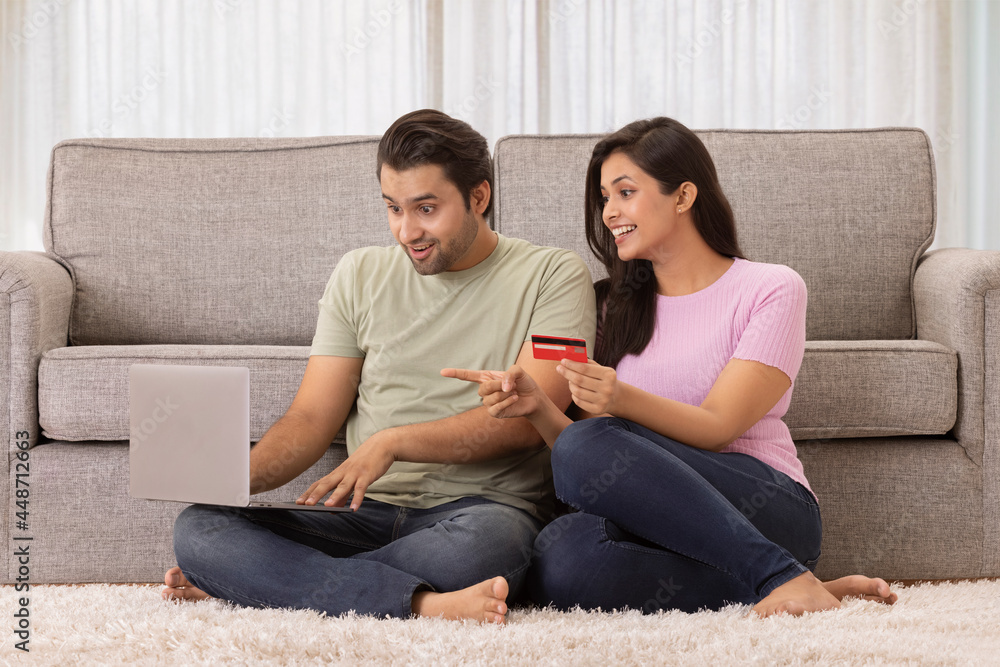 Obraz premium A young man and woman amazed while making online payment with card and tablet phone.