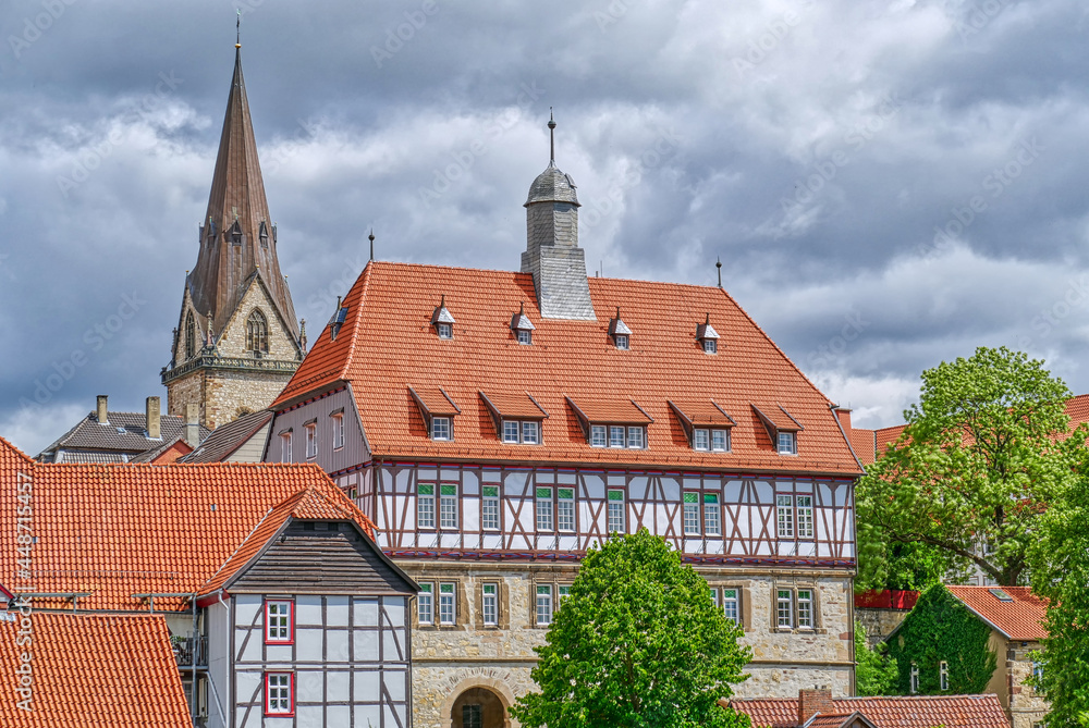 Fachwerkhäuser und Kirchturm in der Altstadt von Warburg