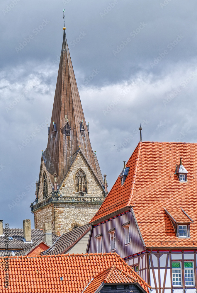 Kirchturm und Fachwerkhäuser in der Altstadt von Warburg Kirchturm und Fachwerkhäuser in der Altstadt von Warburg