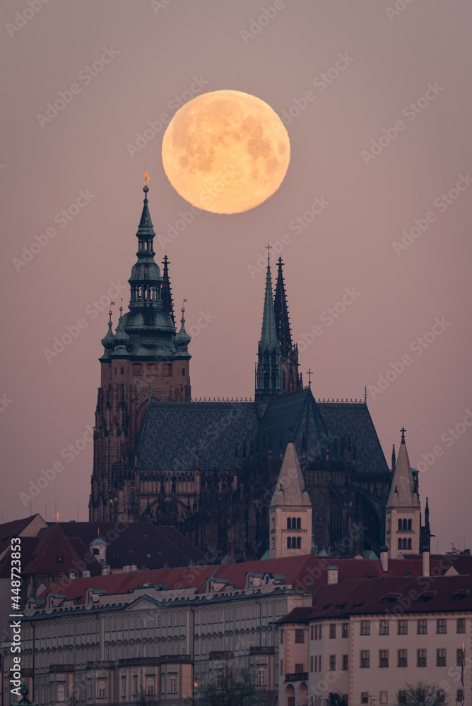 Fototapeta premium supermoon over st vitus cathedral