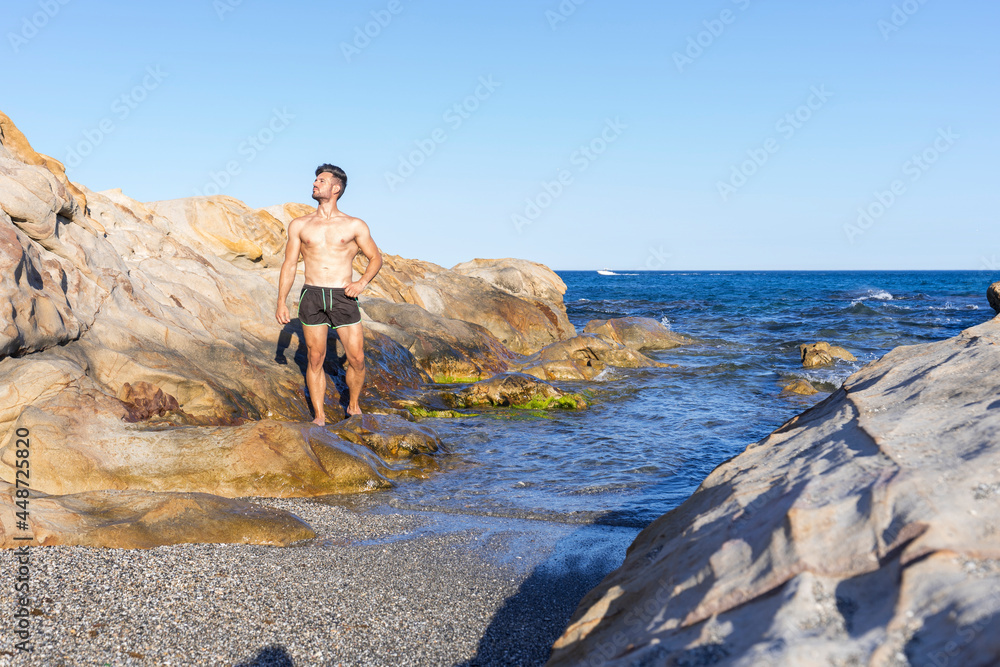 Hombre disfrutando de la playa