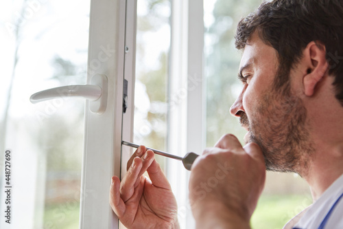 Fensterbauer oder Heimwerker beim Fenster einstellen photo