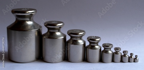 A set of small weights from 1 to 500 grams. They stand in one row from small to large