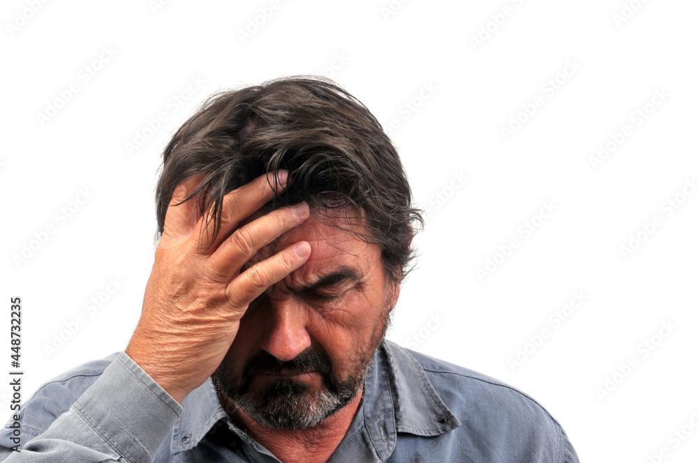 Homme dépressif se tenant la tête en gros plan sur fond blanc Homme dépressif se tenant la tête en gros plan sur fond blanc