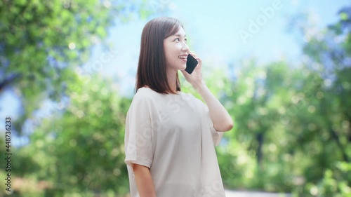 Wallpaper Mural 木々の前に立つ白い服を着た女性 Torontodigital.ca