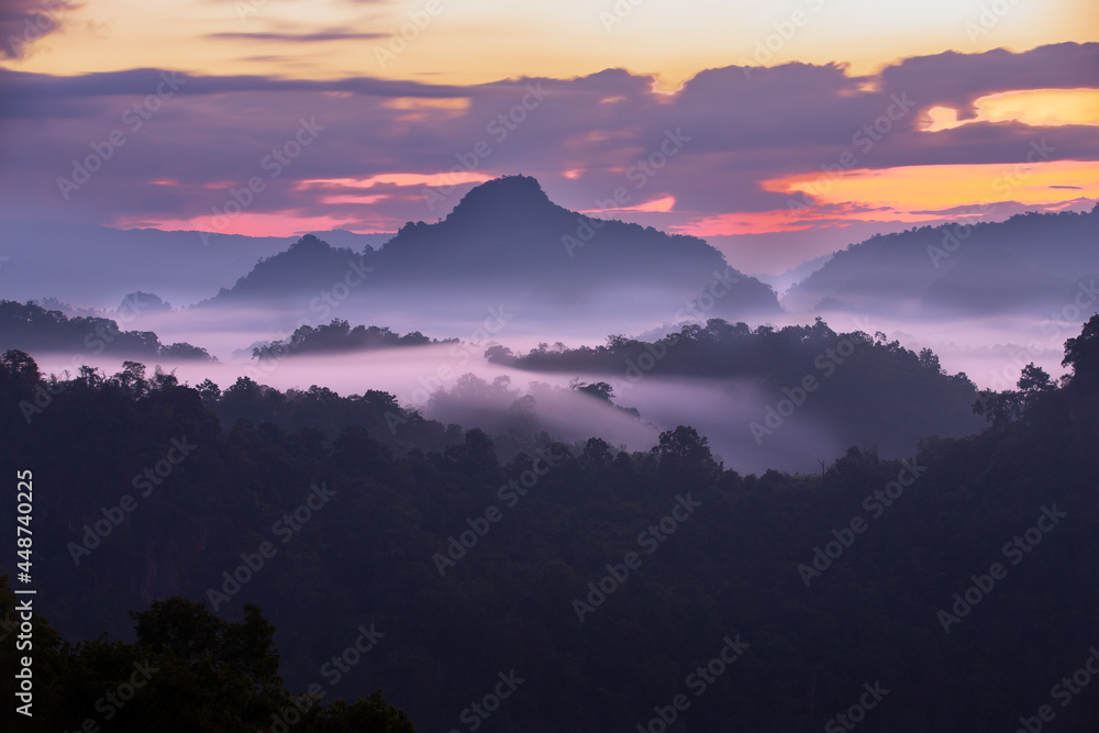 Obraz premium The mountain covered by sea of fog on the morning have twilight ray on sky.