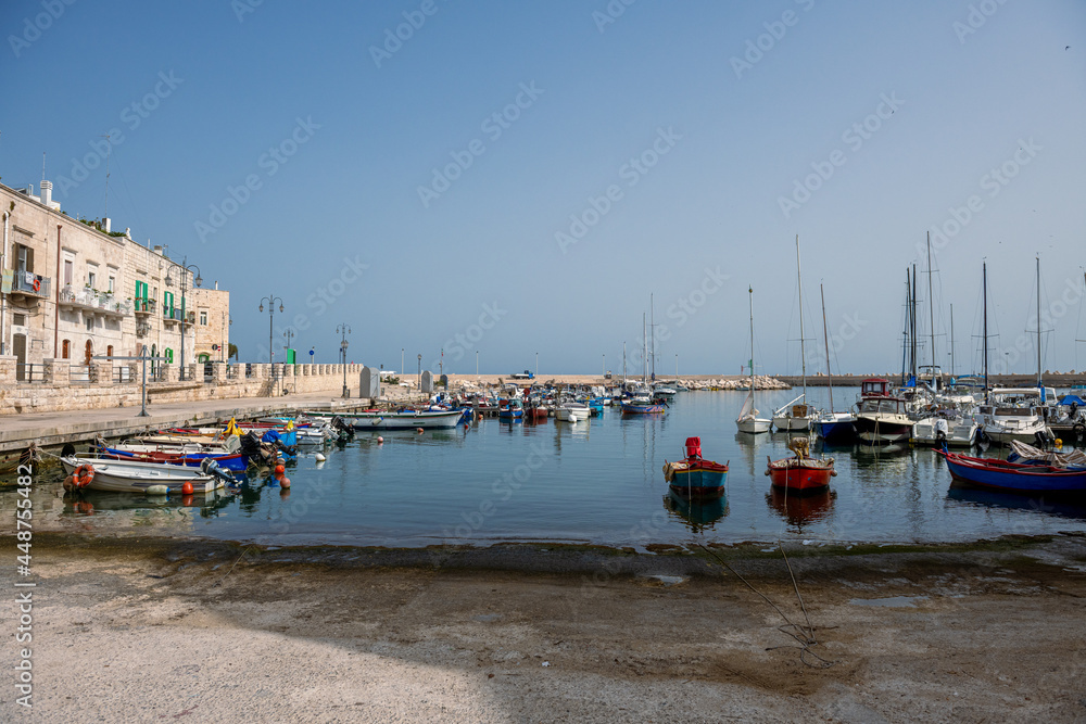 Panoramiczny widok na port w  Giovinazzo, Puglia, Włochy  - obrazy, fototapety, plakaty 