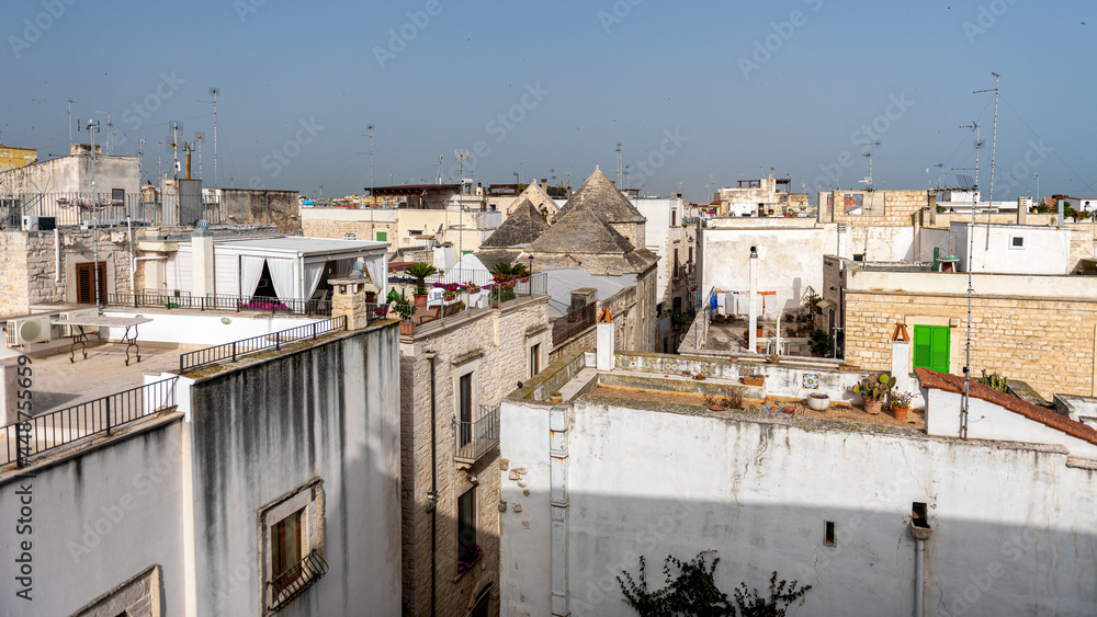 Dachy jednego z miasteczek w Puli na południu Włoch. Wieczne charakterystyczne stożkowe dachy domków zwanych Trullo. - obrazy, fototapety, plakaty 