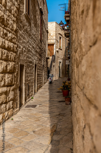 w  ska uliczka miedzy starymi kamiennymi budynkami  Giovinazzo  Puglia  W  ochy