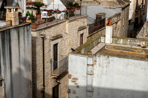 widok na kamienne budynki i tarasy na dachach w jednym z miasteczek na południu Włoch