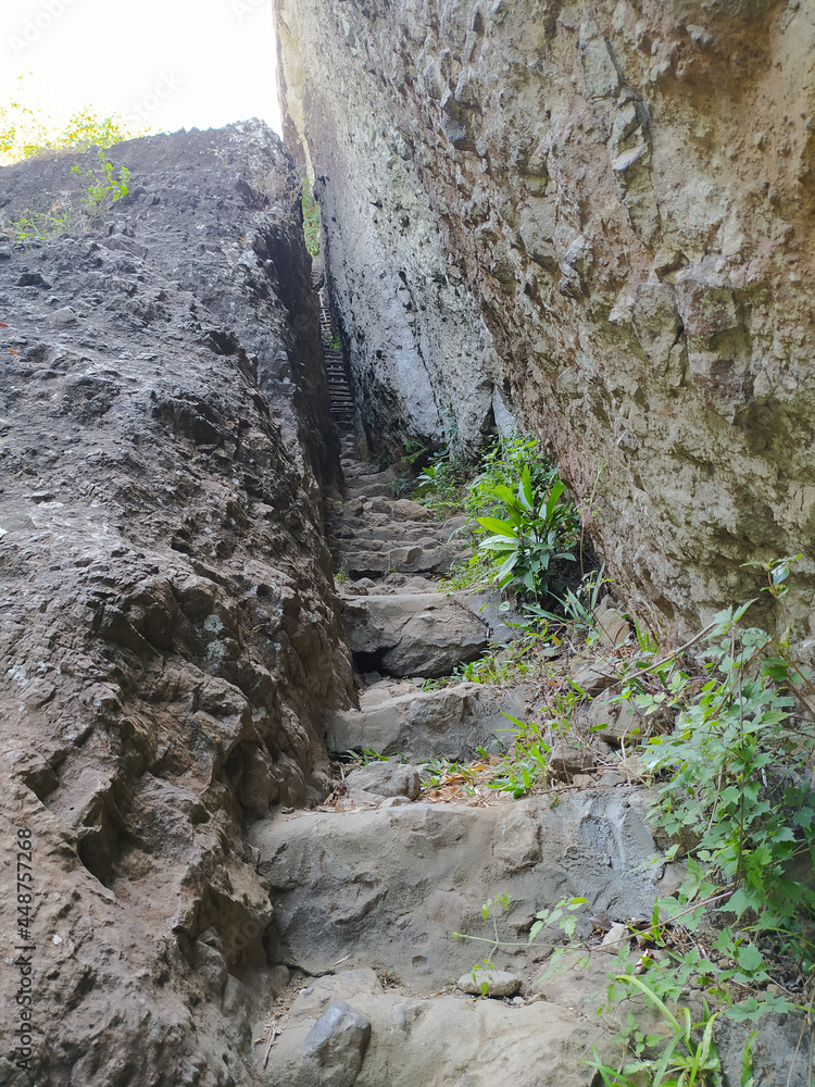 Obraz premium Small slippery path in the mountains