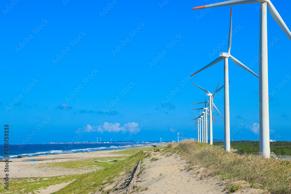 風力発電と青空の風景