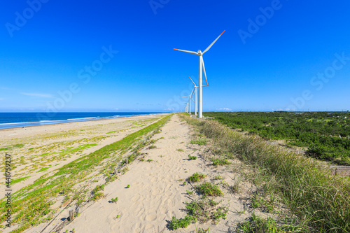 風力発電と青空の風景