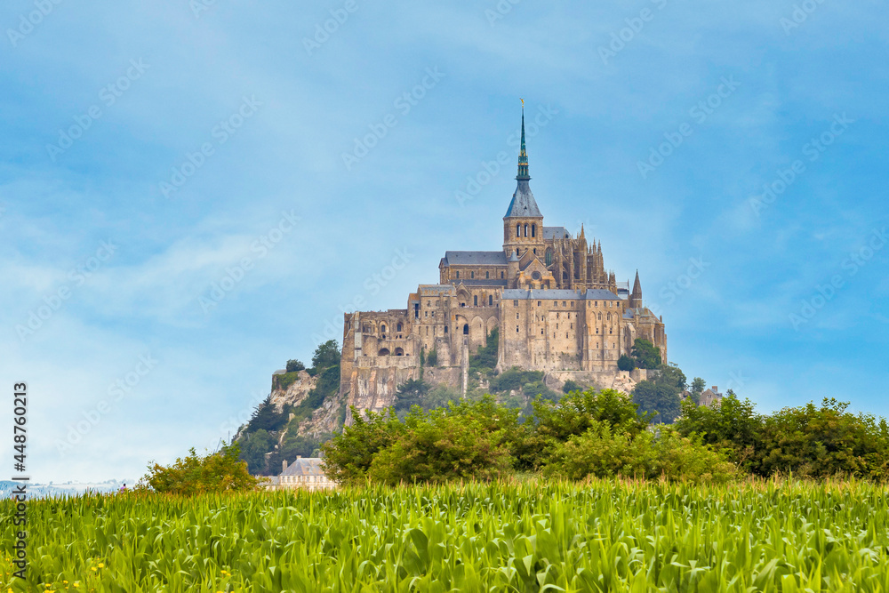 vue du Mont Saint-Michel avec un ciel bleu