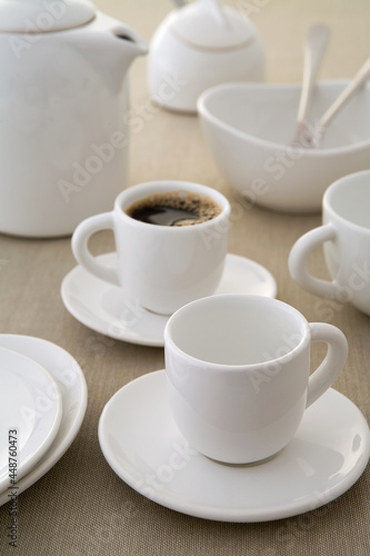 mesa de café de manhã com xícaras, pires e objetos em porcelana chinesa