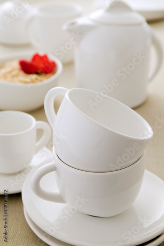 mesa de café de manhã com xícaras e pires de porcelana