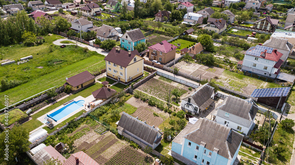 Φωτογραφία Aerial view of a village in Ukraine with houses and country roads