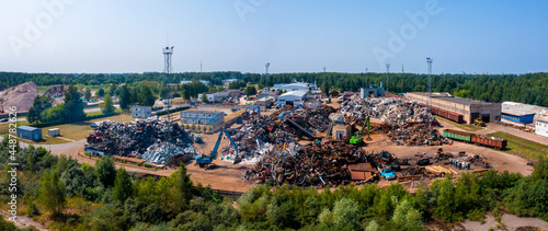 Tableau sur toile Scrap Yard With Pile Of Crushed Cars