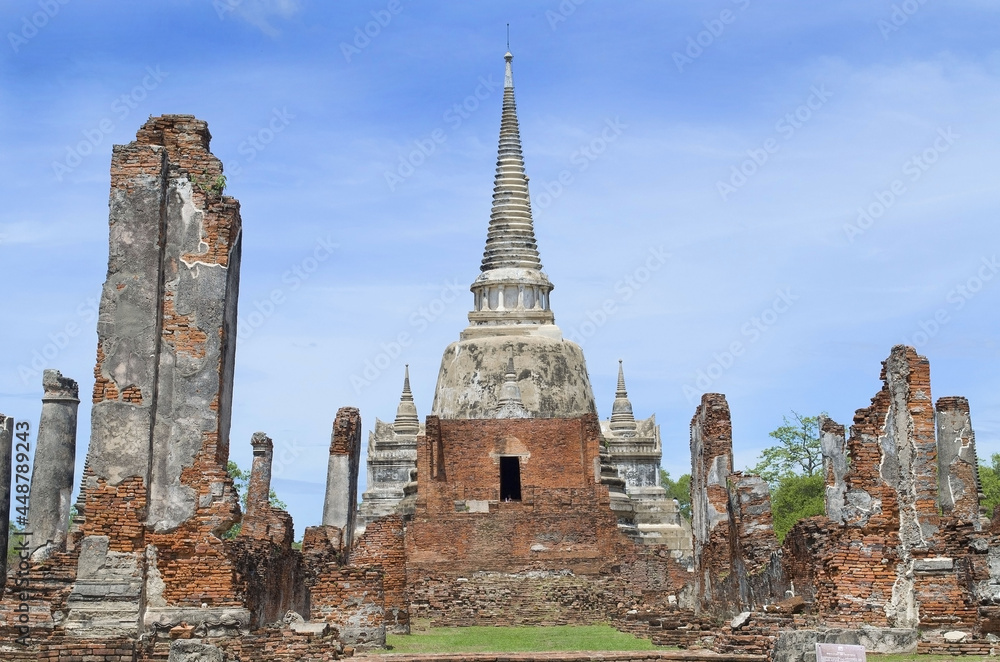 Obraz premium Ancient Thai style Chedi or pagoda in Ayutthaya Historical Park in Ayutthaya Province, Thailand, public domain