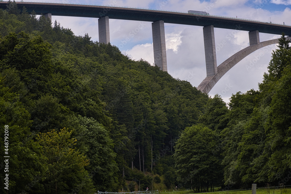 Eine Autobahnbrücke bei Gehlberg im Thüringer Wald. Eine Autobahnbrücke bei Gehlberg im Thüringer Wald.