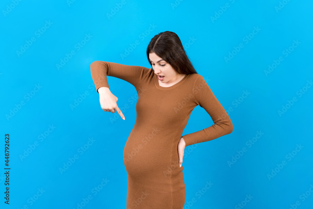 Obraz premium Young surprise or shocked woman pregnant isolated colored background. expression female