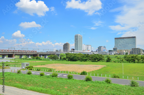 Cuadro en lienzo 東急田園都市線二子玉川駅と多摩川の風景