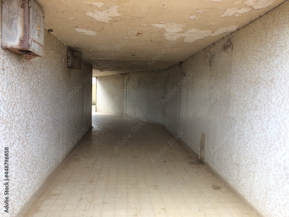 Obraz premium Darkened outdoor corridor