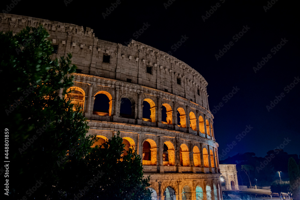 panoramica del colosseo Romano detto anche Anfiteatro Flavio di notte